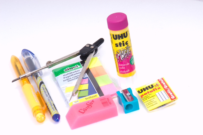 Kangaro K-7402 Beker met Pen/Gum/Lijm/Passer/Etc. Kangaro K-7402 Beker met Pen/Gum/Lijm/Passer/Etc.